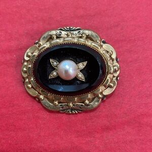 Vintage 1928 black oval brooch gold tone faux pearl pin